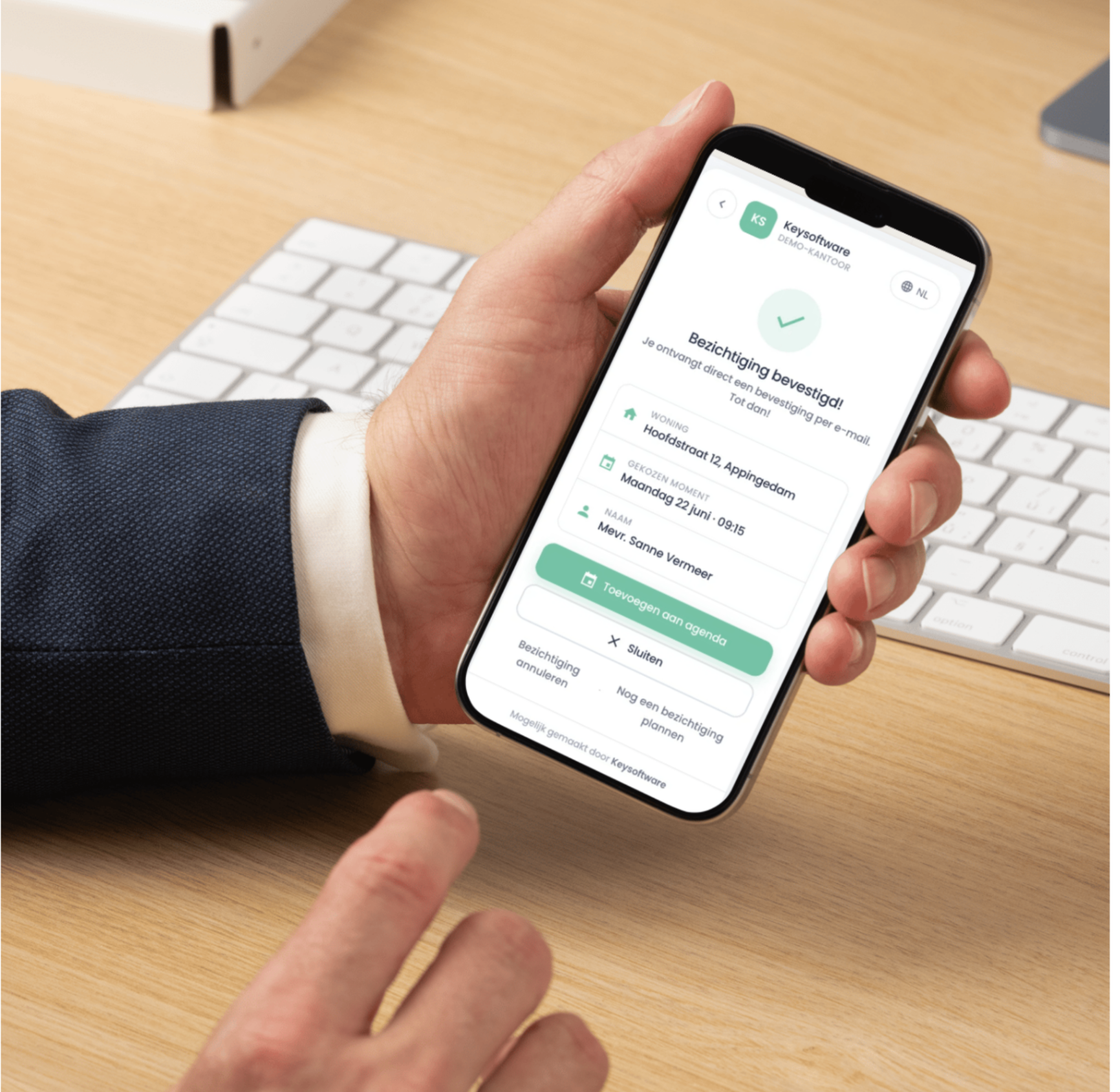 Makelaar gebruikt de KeySoftware-app op telefoon